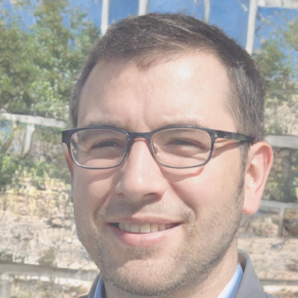 Finanzanalyst arbeitet mit modernen Analyse-Tools